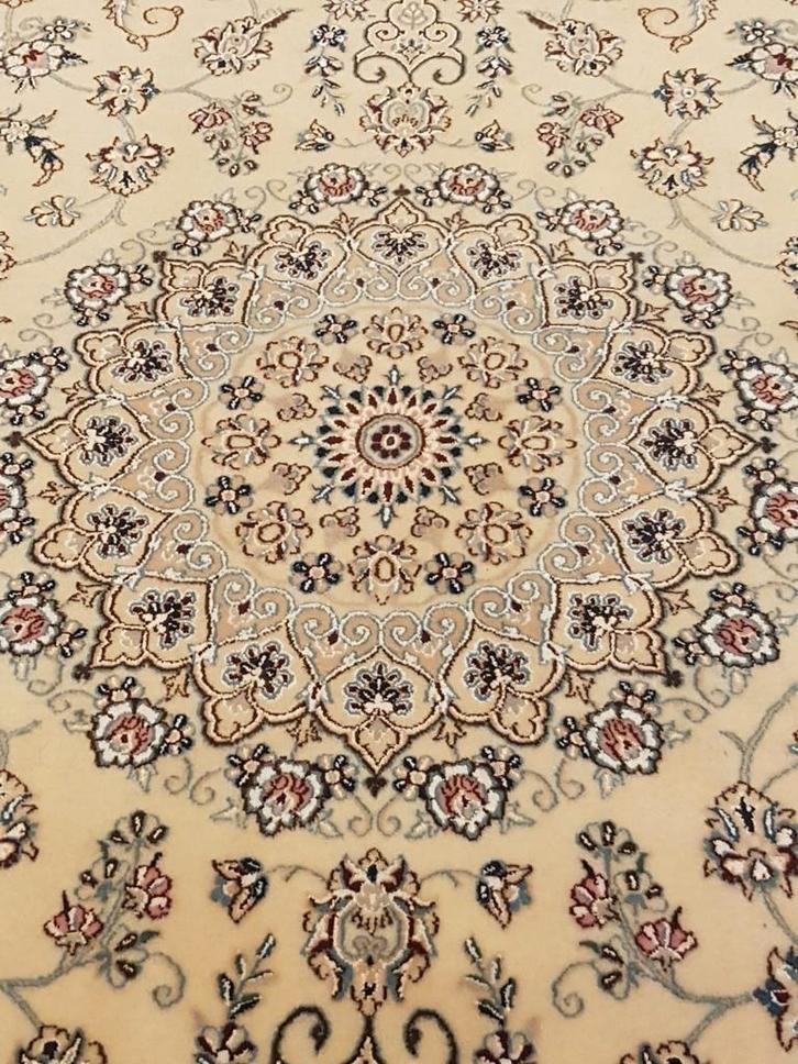 Mooi Crème Kleurig Tapijt Nain 9la met zijde, Huis en Inrichting, Stoffering | Tapijten en Kleden, Nieuw, 150 tot 200 cm, 200 cm of meer