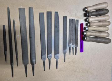 Set van 12 vijlen + 8 houten handvatten beschikbaar voor biedingen
