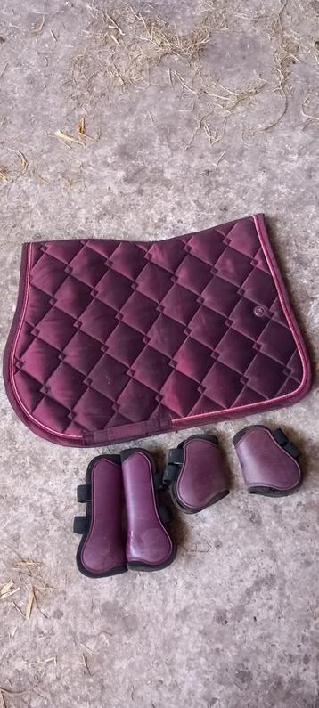 Mooi bordeaux rood set  beschikbaar voor biedingen