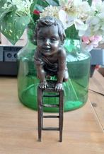 Twee keer jongen op stoel van brons, Ophalen