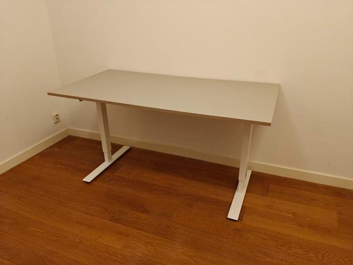 IKEA Skarsta sit/sta bureau, Huis en Inrichting, Bureaus, Gebruikt, Stabureau, In hoogte verstelbaar, Ophalen