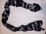 Hippe zwarte sjaal met witte print, Kleding | Dames, Mutsen, Sjaals en Handschoenen, Nieuw, Ophalen of Verzenden, Sjaal, Maat 46/48 (XL) of groter