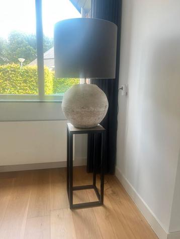 Lamp met staander beschikbaar voor biedingen