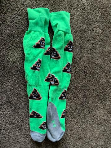 Groene hockeysokken hockey voetbal sport met emoji print beschikbaar voor biedingen