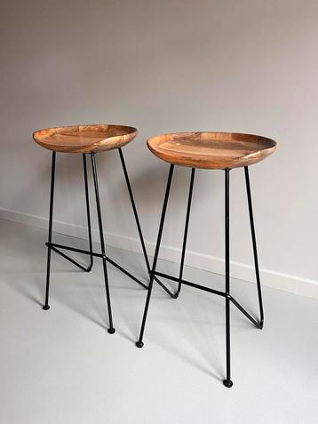 2 hoge industriele barkrukken 76cm zwart staal met mangohout beschikbaar voor biedingen