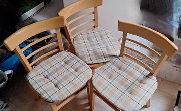 3 goede landelijke stoelen + eventueel 2 krukjes beschikbaar voor biedingen