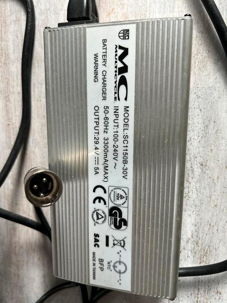 Multicycle Lader 24V - 3 Pins, Fietsen en Brommers, Fietsaccessoires | Overige Fietsaccessoires, Gebruikt, Ophalen