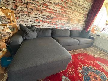 Loungebank - 3.40 x 0.60 x 1,60 m. Kleur grijs.