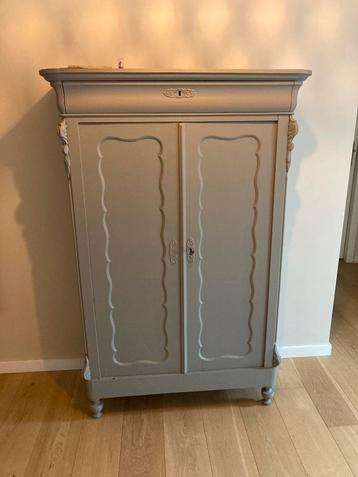 Antieke brocante kast beschikbaar voor biedingen