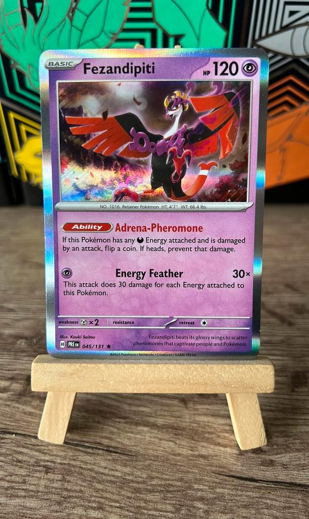 Fezandipiti 045/131 Holo Prismatic Evolutions, Hobby en Vrije tijd, Verzamelkaartspellen | Pokémon, Zo goed als nieuw, Losse kaart