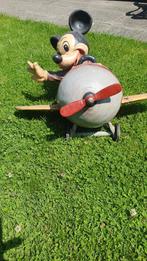 Mickey mouse in vliegtuig 70/50 cm groot formaat kunststof, Verzamelen, Beelden en Beeldjes, Ophalen, Gebruikt