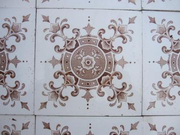 64 antieke tegels wit met roodbruine afbeelding 15x15cm beschikbaar voor biedingen