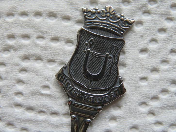 Verzilverd Sola Lepeltje Wapen Nieuw-Helvoet, Verzamelen, Porselein, Kristal en Bestek, Zo goed als nieuw, Bestek, Overige materialen