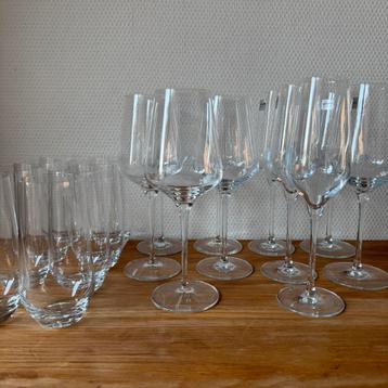 13 AH VIVO Wijnglazen, Longdrinkglazen, Champagneglazen beschikbaar voor biedingen