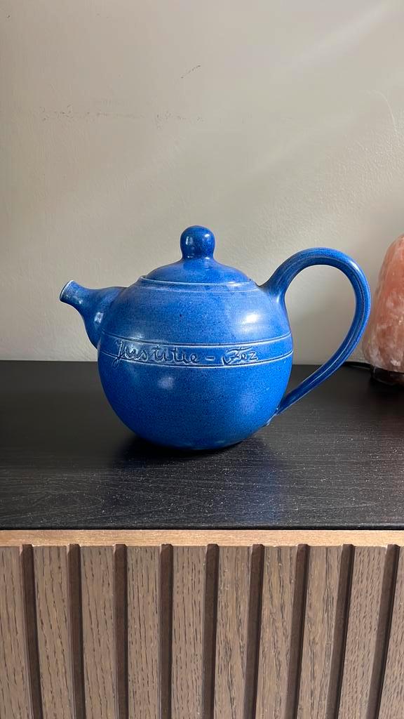 Unieke blauwe keramieken theepot Justitielei verzamelobject, Antiek en Kunst, Antiek | Servies los, Ophalen of Verzenden