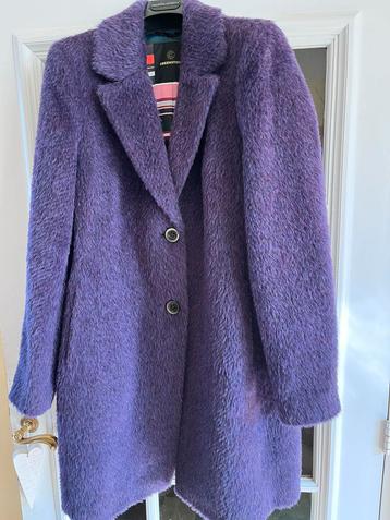 Greenstone paarse winterjas beschikbaar voor biedingen