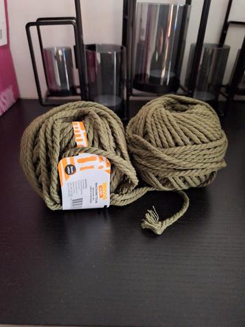 2 bollen Xenos Macramé garen beschikbaar voor biedingen