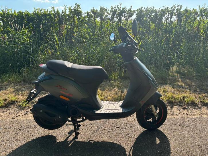 Piaggio Zip Bromscooter 2020, Fietsen en Brommers, Scooters | Piaggio, Zo goed als nieuw, Zip, Benzine, Ophalen