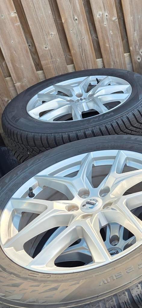 TE KOOP ORIGINELE VOLVO XC 60 VELGEN MET WINTERBANDEN, Auto-onderdelen, Banden en Velgen, Banden en Velgen, Winterbanden, Ophalen of Verzenden