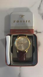 Fossil horloge goud kleurig met een leren bordeaux rode band, Overige merken, Leer, Staal, Ophalen of Verzenden