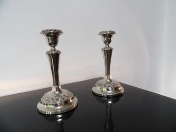 Art Deco Engelse Kandelaars, verzilverd beschikbaar voor biedingen