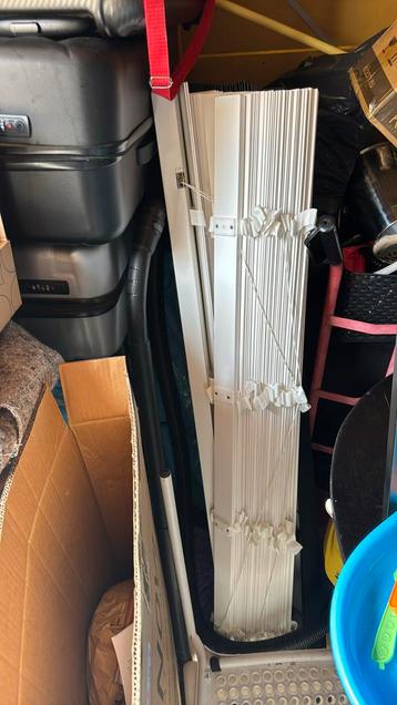 Houten jaloezieën beschikbaar voor biedingen