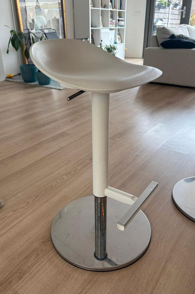 Moderne witte barkruk Ikea Janinge, Huis en Inrichting, Barkrukken, Zo goed als nieuw, 60 tot 90 cm, Kunststof, Metaal, 1 kruk