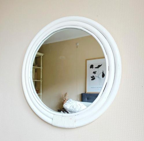 Prachtige vintage witte ronde rotan spiegel!, Huis en Inrichting, Woonaccessoires | Spiegels, Zo goed als nieuw, Minder dan 50 cm