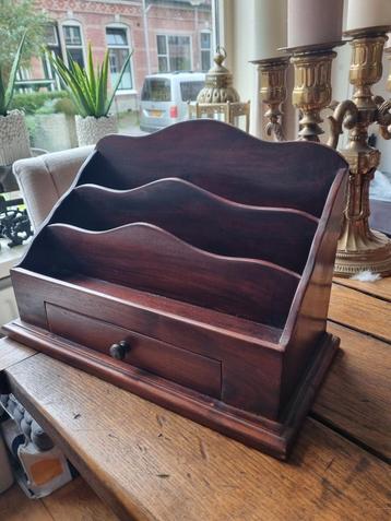 mahoniehouten brievenbakje (organizer) met drie vakjes.  beschikbaar voor biedingen