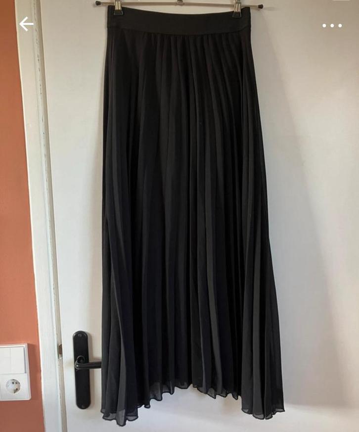 Prachtige lange zwarte plisse rok S/36, Kleding | Dames, Rokken, Zo goed als nieuw, Maat 36 (S), Zwart, Onder de knie, Ophalen of Verzenden