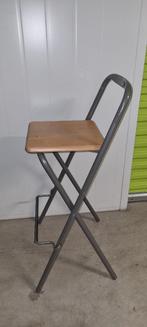 Inklapbare vintage Barstoel / Barkruk in metaal en hout, Ophalen, 60 tot 90 cm, Zo goed als nieuw, 1 kruk