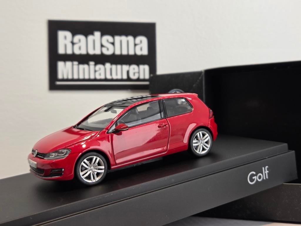 Volkswagen Golf 7 - 3drs + panodak - Rood - 1:43 Herpa, Overige merken, Auto, Herpa dealerpack, Ophalen of Verzenden