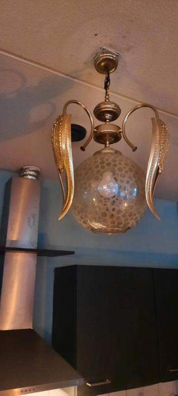 Elegante hanglamp met gouden accenten beschikbaar voor biedingen