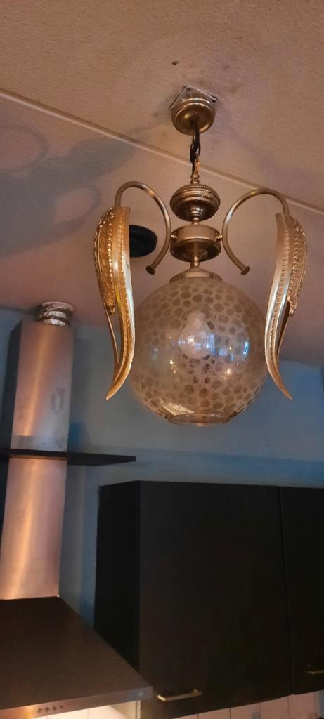 Elegante hanglamp met gouden accenten, Huis en Inrichting, Lampen | Hanglampen, Gebruikt, Minder dan 50 cm, Glas, Metaal, Ophalen