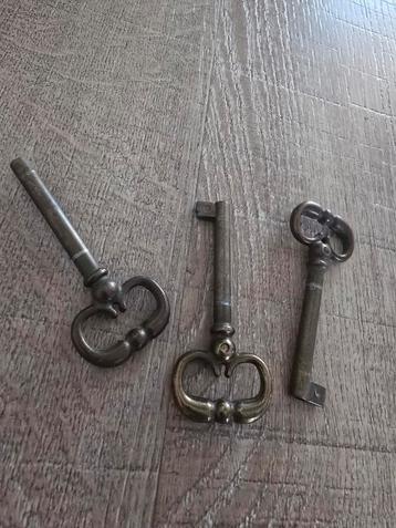 2 antieke koperen sleutels standaard hol model €8 beschikbaar voor biedingen