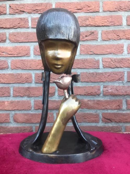 bijzonder vormgegeven bronzen beeld, meisje met roos, Antiek en Kunst, Kunst | Beelden en Houtsnijwerken, Ophalen of Verzenden