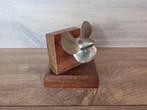 Messing scheepsschroef op houten sokkel, 11 cm hoog, Verzamelen, Gebruikt, Overige typen, Onbekend, Motorboot of Zeilboot