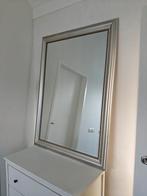 Zilverkleurige spiegel met sierlijke lijst 130x94 cm, Huis en Inrichting, Woonaccessoires | Spiegels, Ophalen, Zo goed als nieuw