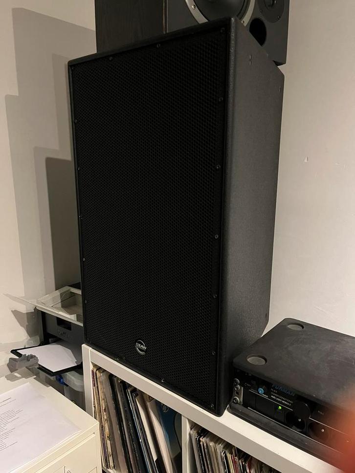 EAW luidsprekers & QSC versterker, Audio, Tv en Foto, Luidsprekers, Zo goed als nieuw, Front, Rear of Stereo speakers, 120 watt of meer