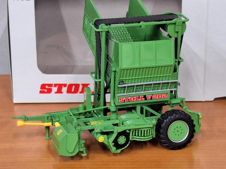 Stoll V 202 Bietenrooier, Hobby en Vrije tijd, Modelauto's | 1:32, Zo goed als nieuw, Tractor of Landbouw, Overige merken, Ophalen of Verzenden
