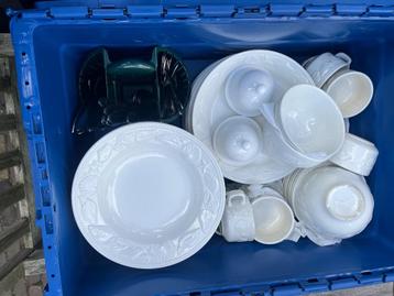8-delig servies, wit beschikbaar voor biedingen