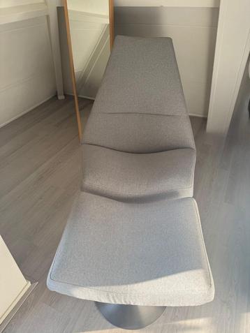 Lounge stoel van Goosens + poef beschikbaar voor biedingen