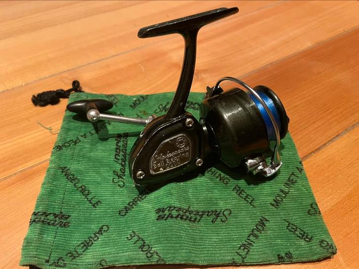 Shakespeare 2200 ball bearing met hoesje, Watersport en Boten, Hengelsport | Algemeen, Zo goed als nieuw, Molen, Ophalen of Verzenden