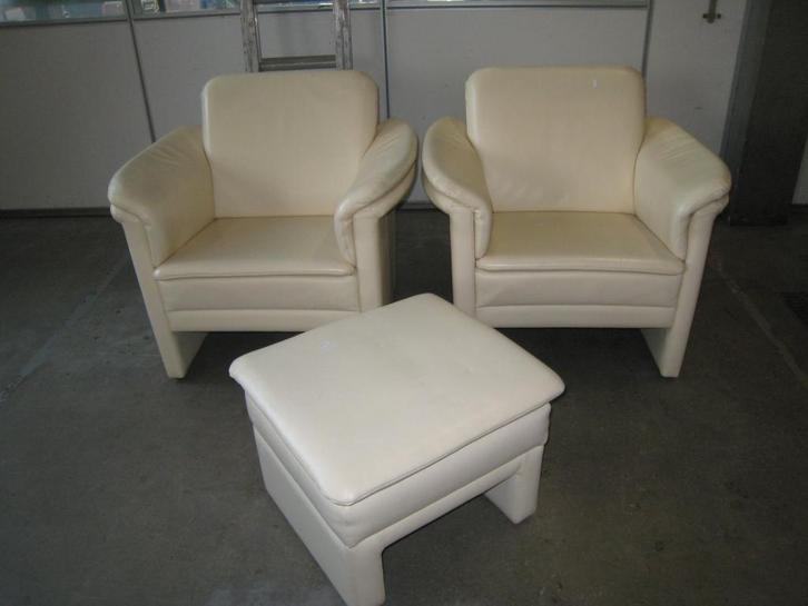 Set van 2 creme leren fauteuils met hocker, Huis en Inrichting, Fauteuils, Gebruikt