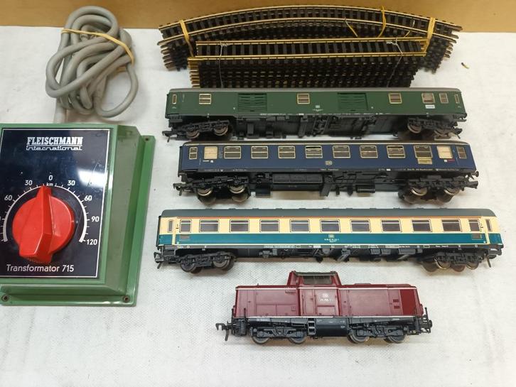 FLEISCHMANN TREIN SET MET RIJTUIGEN V LOK 100 TRAFO RAILS, Hobby en Vrije tijd, Modeltreinen | H0, Gebruikt, Treinset, Gelijkstroom