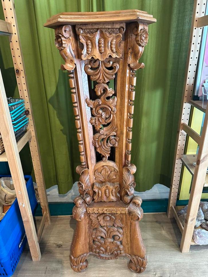 Handgesneden houten sokkel/plantenzuil met bloemendecoratie, Huis en Inrichting, Woonaccessoires | Zuilen en Pilaren, Gebruikt