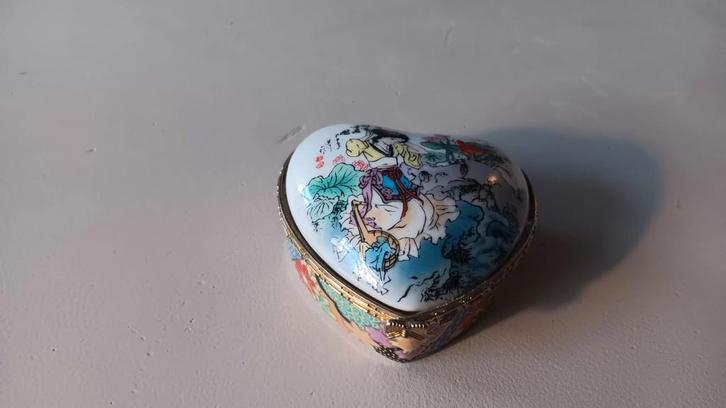 Hartvormig Chinees aardewerk bakje met vaste deksel., Huis en Inrichting, Woonaccessoires | Schalen en Manden, Zo goed als nieuw