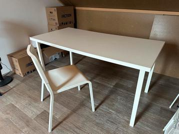 Bureau met stoel Ikea beschikbaar voor biedingen