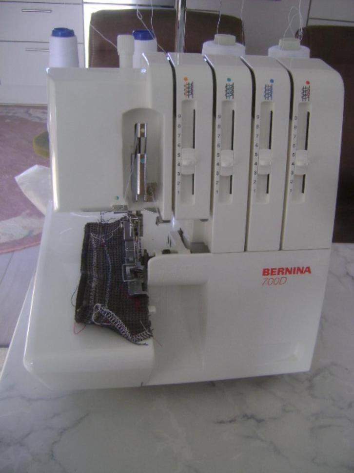 BERNINA 700D – overlock machine, Hobby en Vrije tijd, Naaimachines en Toebehoren, Zo goed als nieuw, Lockmachine, Bernina, Ophalen of Verzenden