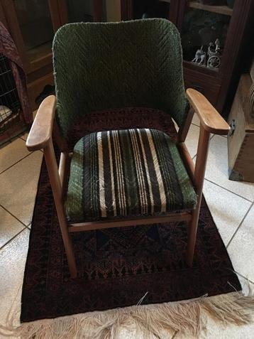 Leuke houten Leunstoel Louis van Teeffelen. beschikbaar voor biedingen